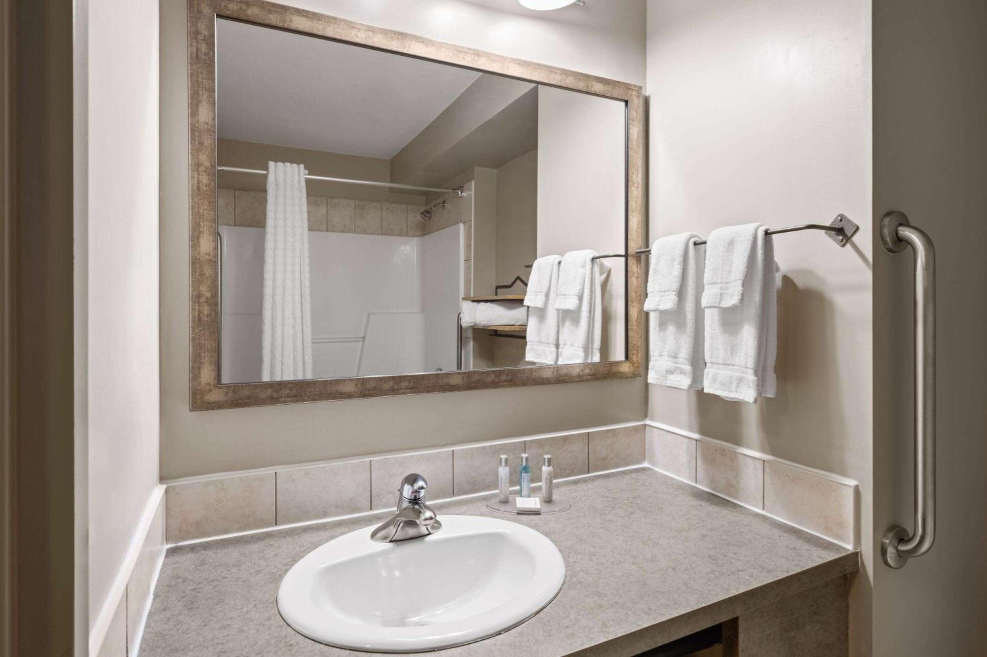 Travelodge By Wyndham Fort Mcmurray Ngoại thất bức ảnh