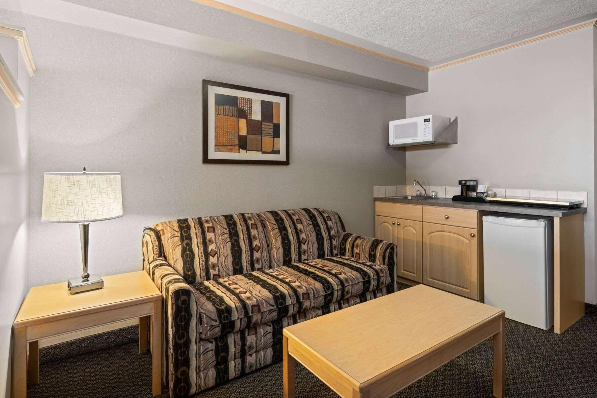 Travelodge By Wyndham Fort Mcmurray Ngoại thất bức ảnh