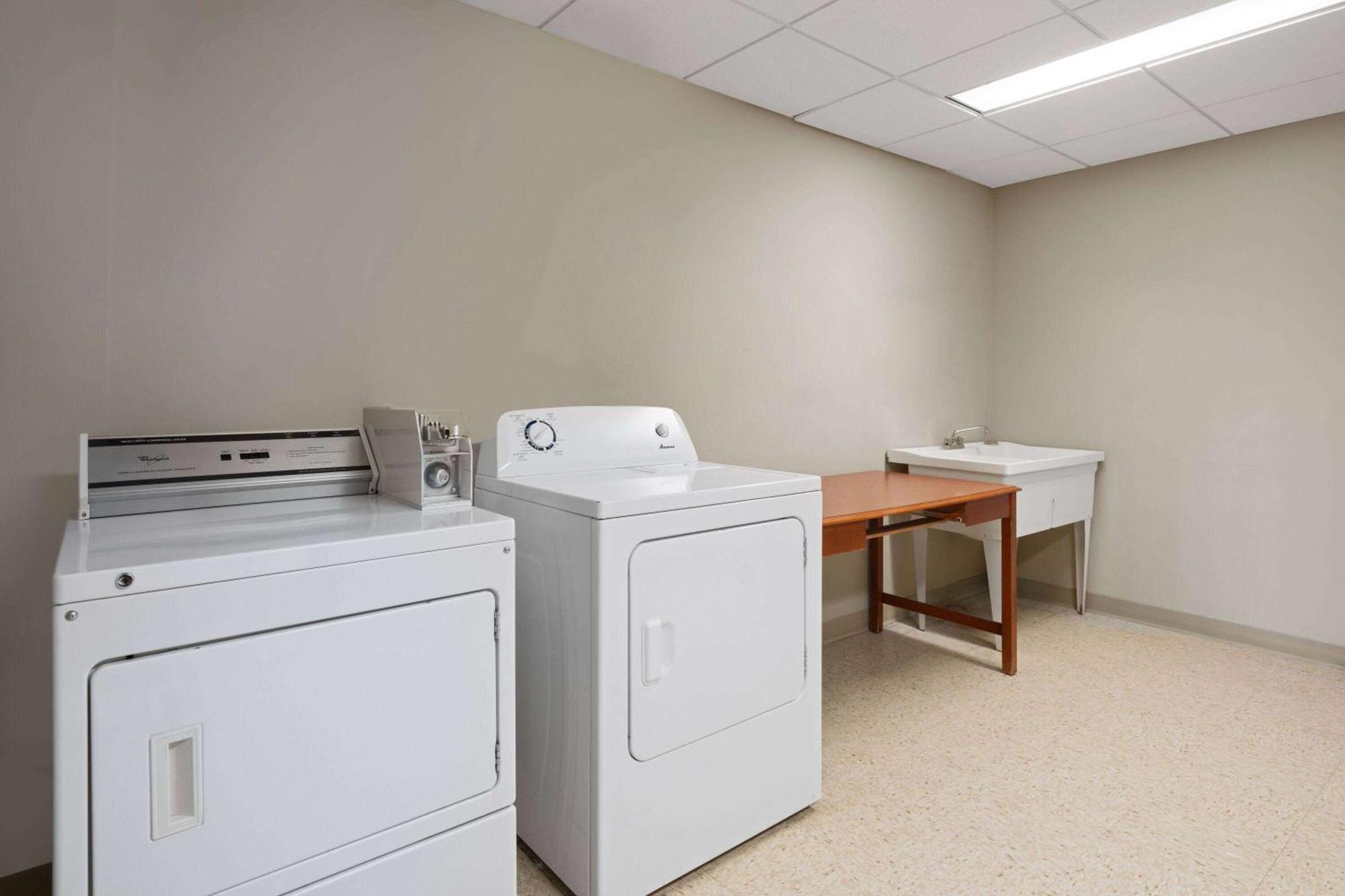 Travelodge By Wyndham Fort Mcmurray Ngoại thất bức ảnh