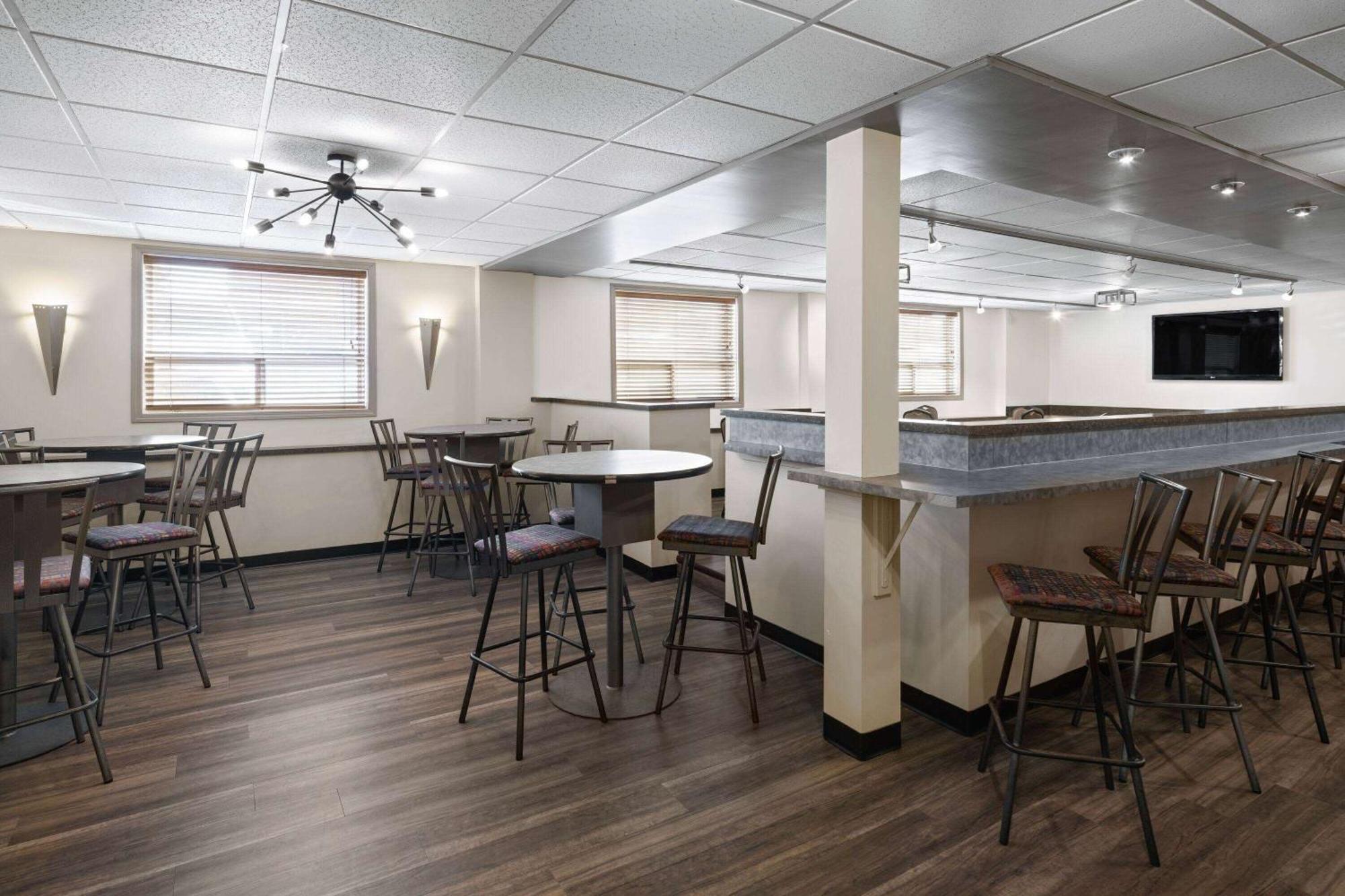 Travelodge By Wyndham Fort Mcmurray Ngoại thất bức ảnh