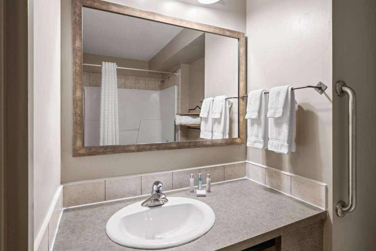 Travelodge By Wyndham Fort Mcmurray Phòng bức ảnh