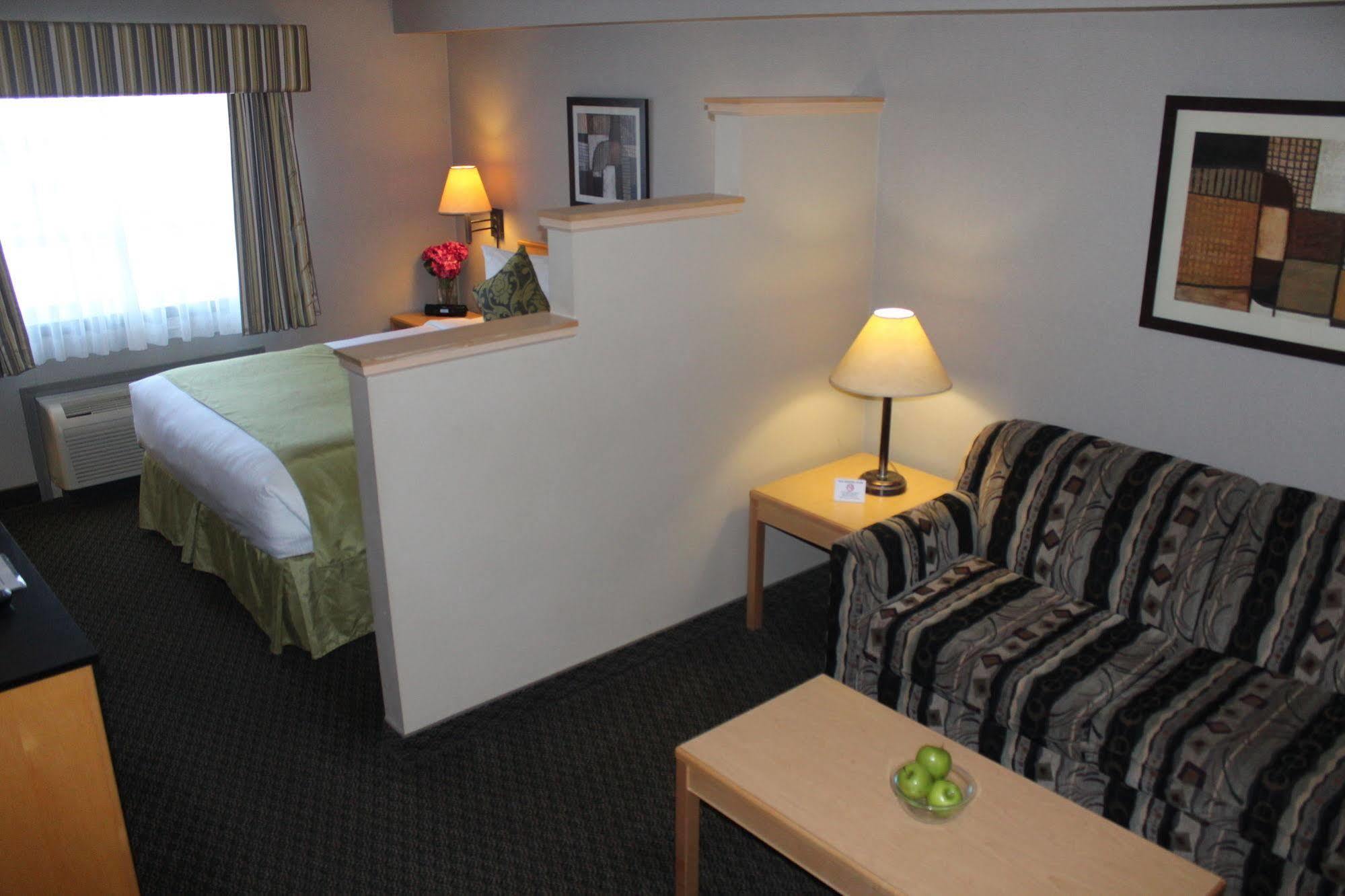 Travelodge By Wyndham Fort Mcmurray Ngoại thất bức ảnh